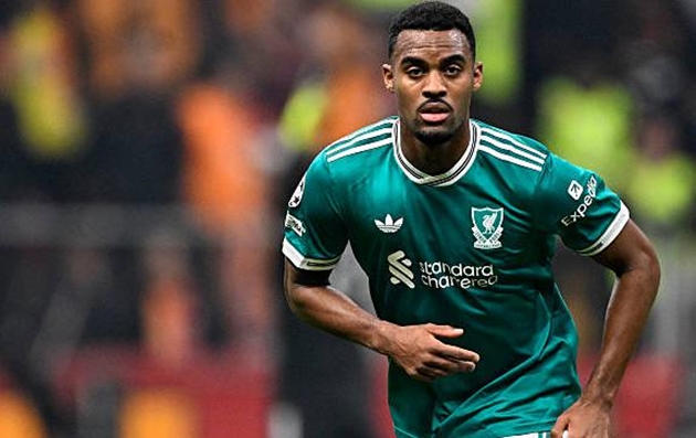 Ryan Gravenberch - 7.6: Thực hiện một vài đường chuyền thiếu chính xác nhưng đã dần bắt nhịp trận đấu sau khi Sunderland dễ dàng xuyên thủng hàng tiền vệ trong hiệp một.

Alexis Mac Allister - 7.3: Cần phải làm nhiều hơn nữa ở khu vực giữa sân. Curtis Jones nhất định phải được đá chính thay cho cầu thủ người Argentina.

Florian Wirtz - 7.2: Cầu thủ tấn công năng nổ nhất của Liverpool đã sút trúng cột dọc sau nửa giờ thi đấu, sau một pha phối hợp tốt của Cody Gakpo. Anh tham gia vào mọi pha bóng tích cực của đội khách và đang thực sự tìm được nhịp điệu của mình ở Ngoại hạng Anh.

Cody Gakpo - 7.4: Trông có vẻ nguy hiểm khi anh gây ra nhiều khó khăn cho Nordi Mukiele, nhưng một lần nữa, tuyển thủ Hà Lan lại thường xuyên đứng ngoài cuộc chơi. Khả năng dứt điểm của cầu thủ này cũng quá thiếu chính xác.

Mohamed Salah - 7.7: Rất, rất im lặng trong trận đấu, ngoại trừ một vài cơ hội bị bỏ lỡ đáng lẽ phải vào lưới. Lại một lần nữa. Người hâm mộ bắt đầu tự hỏi liệu Liverpool có tốt hơn nếu không có tuyển thủ Ai Cập lúc này hay không.

Hugo Ekitike - 6.9: Rõ ràng là anh thất vọng với các đồng đội sau khi nhiều pha tấn công thông minh của mình không được ghi bàn. Tuyển thủ Pháp cũng gặp khó khăn trong việc hòa nhập vào trận đấu.

Chấm điểm các cầu thủ Liverpool. Ảnh: BongDa.com.vn.