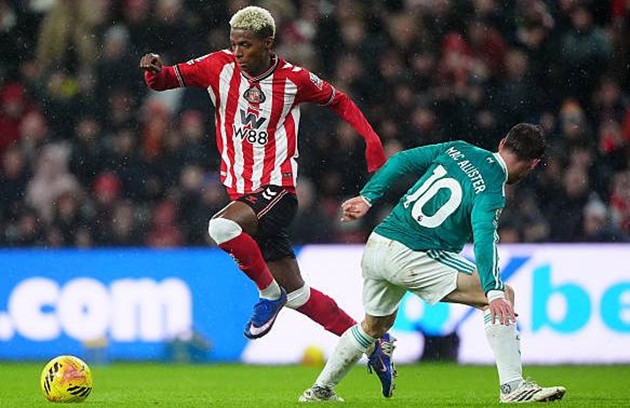 Alexis Mac Allister - 7.3: Cần phải làm nhiều hơn nữa ở khu vực giữa sân. Curtis Jones nhất định phải được đá chính thay cho cầu thủ người Argentina.

Florian Wirtz - 7.2: Cầu thủ tấn công năng nổ nhất của Liverpool đã sút trúng cột dọc sau nửa giờ thi đấu, sau một pha phối hợp tốt của Cody Gakpo. Anh tham gia vào mọi pha bóng tích cực của đội khách và đang thực sự tìm được nhịp điệu của mình ở Ngoại hạng Anh.

Cody Gakpo - 7.4: Trông có vẻ nguy hiểm khi anh gây ra nhiều khó khăn cho Nordi Mukiele, nhưng một lần nữa, tuyển thủ Hà Lan lại thường xuyên đứng ngoài cuộc chơi. Khả năng dứt điểm của cầu thủ này cũng quá thiếu chính xác.

Mohamed Salah - 7.7: Rất, rất im lặng trong trận đấu, ngoại trừ một vài cơ hội bị bỏ lỡ đáng lẽ phải vào lưới. Lại một lần nữa. Người hâm mộ bắt đầu tự hỏi liệu Liverpool có tốt hơn nếu không có tuyển thủ Ai Cập lúc này hay không.

Hugo Ekitike - 6.9: Rõ ràng là anh thất vọng với các đồng đội sau khi nhiều pha tấn công thông minh của mình không được ghi bàn. Tuyển thủ Pháp cũng gặp khó khăn trong việc hòa nhập vào trận đấu.

Chấm điểm các cầu thủ Liverpool. Ảnh: BongDa.com.vn.