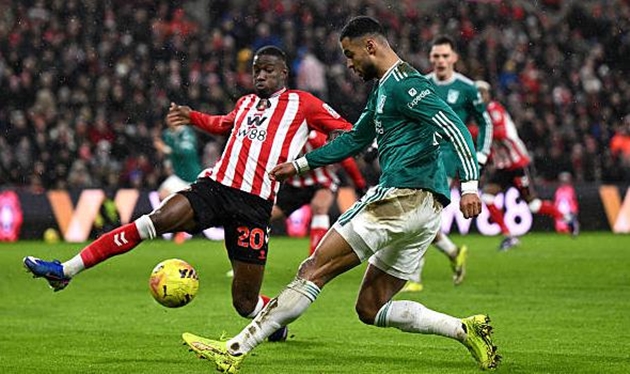 Cody Gakpo - 7.4: Trông có vẻ nguy hiểm khi anh gây ra nhiều khó khăn cho Nordi Mukiele, nhưng một lần nữa, tuyển thủ Hà Lan lại thường xuyên đứng ngoài cuộc chơi. Khả năng dứt điểm của cầu thủ này cũng quá thiếu chính xác.

Mohamed Salah - 7.7: Rất, rất im lặng trong trận đấu, ngoại trừ một vài cơ hội bị bỏ lỡ đáng lẽ phải vào lưới. Lại một lần nữa. Người hâm mộ bắt đầu tự hỏi liệu Liverpool có tốt hơn nếu không có tuyển thủ Ai Cập lúc này hay không.

Hugo Ekitike - 6.9: Rõ ràng là anh thất vọng với các đồng đội sau khi nhiều pha tấn công thông minh của mình không được ghi bàn. Tuyển thủ Pháp cũng gặp khó khăn trong việc hòa nhập vào trận đấu.

Chấm điểm các cầu thủ Liverpool. Ảnh: BongDa.com.vn.