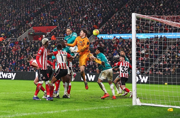 Van Dijk cùng các đồng đội đã có 1 trận đấu đầy quyết tâm.