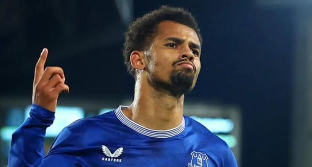 Iliman Ndiaye trong tầm ngắm Quỷ đỏ.