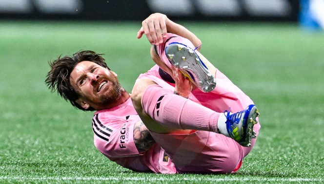 Messi đ&atilde; d&iacute;nh chấn thương.