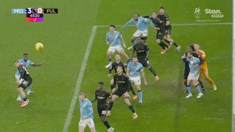 Ảnh bài viết Michael Ball tố trọng tài tiêu chuẩn kép vụ giật tóc trận Man City