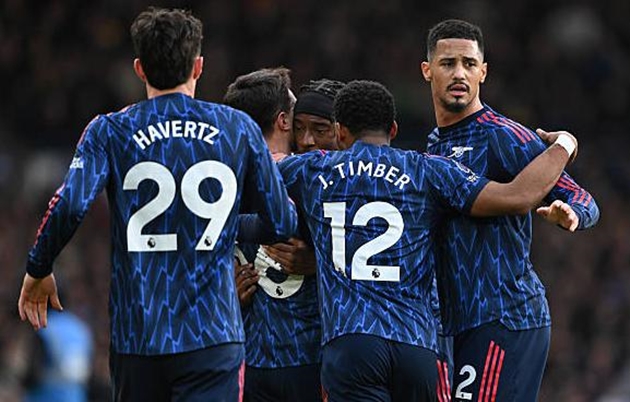 Arsenal đang nắm lợi thế trong cuộc đua vô địch Ngoại hạng Anh.