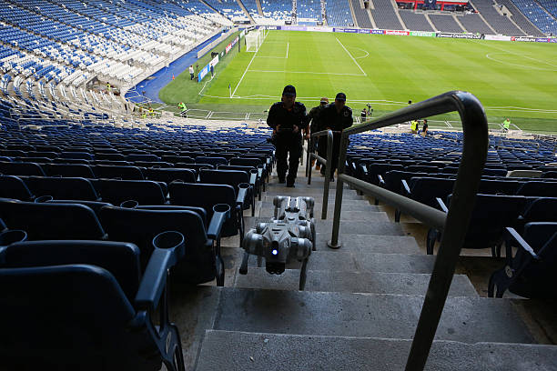 C&aacute;c ch&uacute; ch&oacute; Robot đi tuần tr&ecirc;n những bậc thang s&acirc;n vận động.