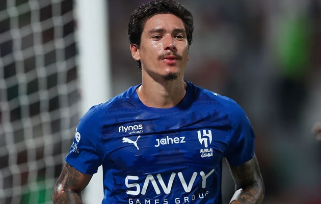 Nunez mất suất ngoại binh v&agrave;o tay Benzema.