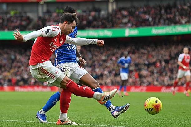 Martin Zubimendi vừa đ&oacute;ng g&oacute;p v&agrave;o lối chơi, vừa đ&oacute;ng g&oacute;p b&agrave;n thắng,