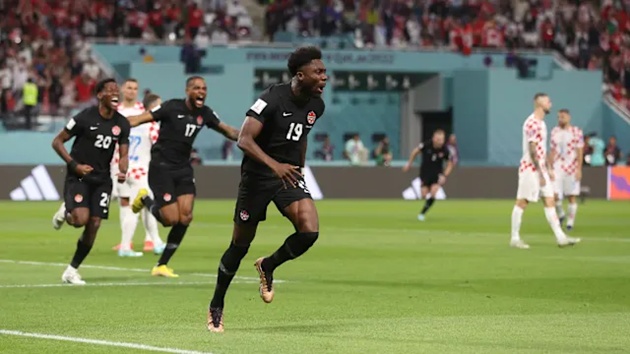 Davies l&agrave;m n&ecirc;n lịch sử cho Canada ở World Cup.