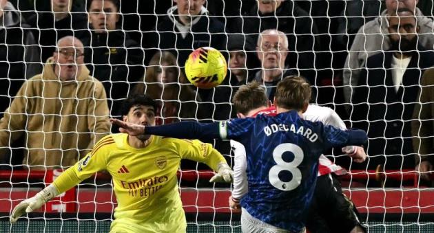 Lewis-Potter giúp Brentford giữ 1 điểm ở lại.