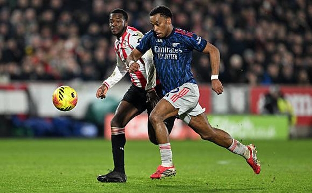 Jurrien Timber: 6.7 Tr&ocirc;ng c&oacute; vẻ mệt mỏi v&agrave; kh&ocirc;ng c&ograve;n duy tr&igrave; được phong độ tốt nhất. Anh xử l&yacute; b&oacute;ng kh&aacute; cẩu thả v&agrave; thiếu hiệu quả d&ugrave; c&oacute; được vị tr&iacute; thuận lợi khi tham gia tấn c&ocirc;ng. Timber cũng kh&ocirc;ng thể ph&aacute; b&oacute;ng giải nguy trong t&igrave;nh huống Brentford ghi b&agrave;n từ pha đ&aacute; phạt.