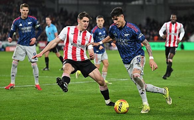 Piero Hincapie: 7.1 Một trận đấu cho thấy sự cải thiện đ&aacute;ng kể ở kh&acirc;u hỗ trợ tấn c&ocirc;ng. Sau những quả tạt đầu trận chưa tốt, anh đ&atilde; c&oacute; đường chuyền hiểm h&oacute;c để Madueke đ&aacute;nh đầu mở tỷ số. B&ecirc;n cạnh đ&oacute;, Hincapie vẫn duy tr&igrave; được sự chắc chắn trong ph&ograve;ng ngự.