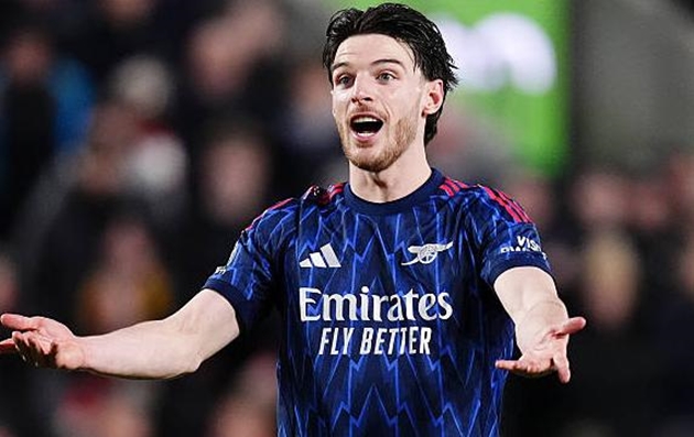 Declan Rice: 6.8 Rice l&agrave; điểm s&aacute;ng hiếm hoi giữ được sự điềm tĩnh trong hiệp một. Những pha đột ph&aacute; mạnh mẽ của anh đ&atilde; th&uacute;c đẩy Arsenal tiến l&ecirc;n sau giờ nghỉ. Đặc biệt, pha đ&aacute;nh chặn xuất sắc trong v&ograve;ng cấm ở ph&uacute;t 90 đ&atilde; cho thấy tinh thần chiến đấu tuyệt vời của anh.