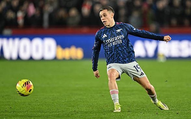 Leandro Trossard: 6.7 L&agrave; cầu thủ tấn c&ocirc;ng năng nổ nhất của Arsenal trong hiệp một. Anh di chuyển v&agrave;o trung lộ kh&aacute; linh hoạt nhưng thường xuy&ecirc;n rơi v&agrave;o t&igrave;nh trạng thiếu người phối hợp. Trossard thi đấu khởi sắc hơn khi Odegaard v&agrave;o s&acirc;n nhưng c&agrave;ng về cuối trận th&igrave; tầm ảnh hưởng c&agrave;ng giảm dần.