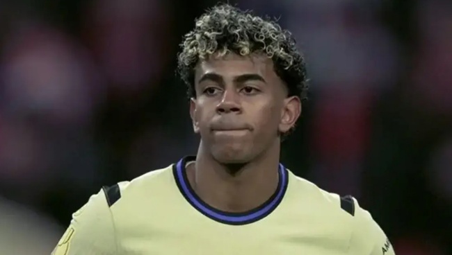 Yamal bất lực trước đối thủ.