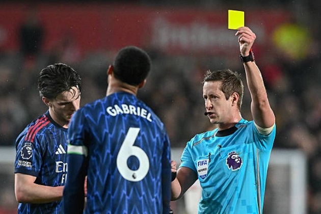 Ảnh bài viết HLV Brentford bức xúc khi Gabriel không bị đuổi