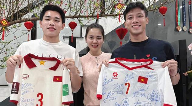 Ảnh bài viết Trao áo đấu, Quế Ngọc Hải gửi thông điệp World Cup cho Đình Bắc