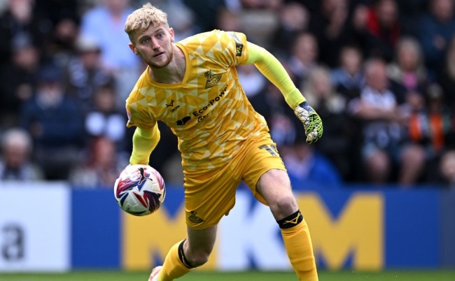 Ảnh bài viết Rosenior có thể đặt niềm tin vào thủ môn lạ lẫm Teddy Sharman-Lowe