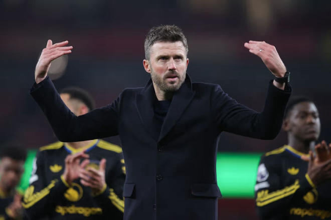 Carrick gi&uacute;p d&agrave;n sao MU lột x&aacute;c.