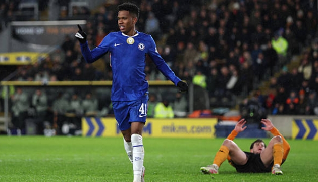 Estevao cũng điền tên lên bảng tỷ số.