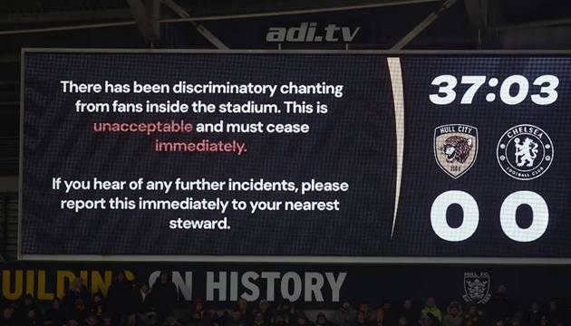 Th&ocirc;ng b&aacute;o tr&ecirc;n s&acirc;n nh&agrave; CLB Hull City ngay khi trận đấu đang diễn ra.