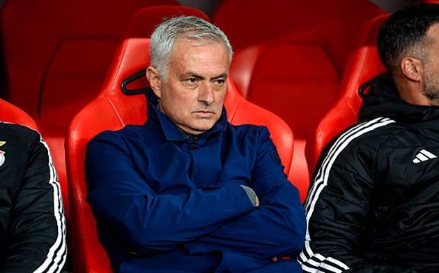 Jose Mourinho kh&ocirc;ng h&agrave;i l&ograve;ng về trọng t&agrave;i d&ugrave; Benfica thắng trận.
