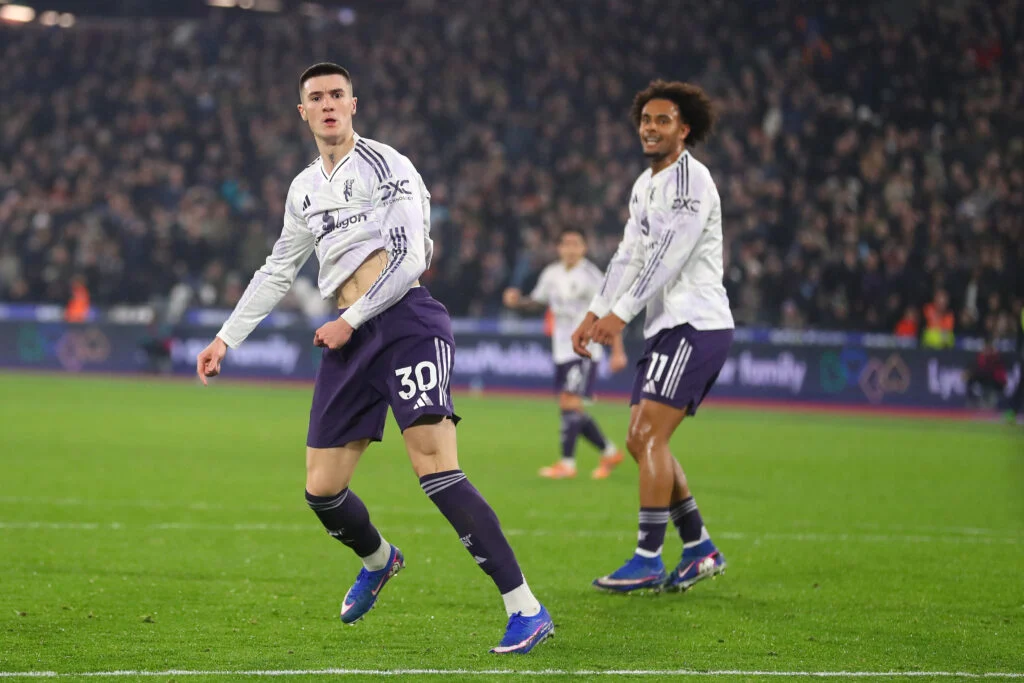 Carrick tất tay để tìm kiếm bàn thắng muộn.