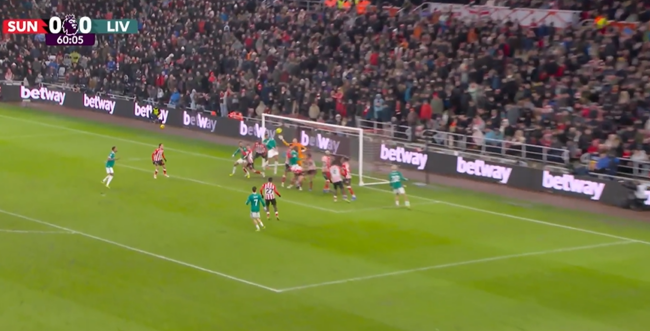 Liverpool bố trí nhiều cầu thủ ở khu vực cấm địa.