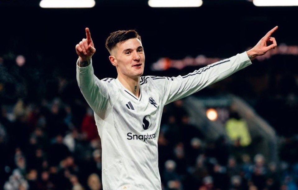 Benjamin Sesko từng l&agrave;m thủ m&ocirc;n.