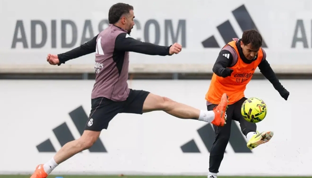 Dani Carvajal tập luyện sẵn s&agrave;ng trở lại đội h&igrave;nh Los Blancos.