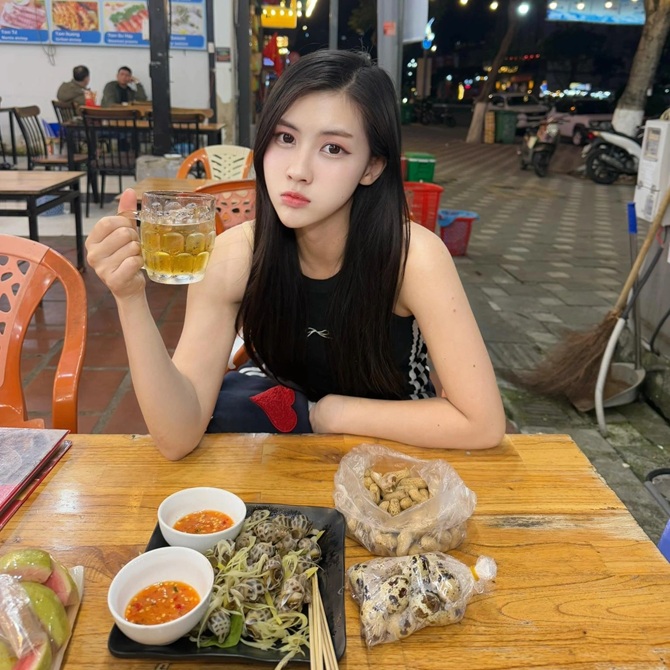 Người đẹp Th&aacute;i Lan khiến cộng đồng mạng th&iacute;ch th&uacute; khi uống bia hơi vỉa h&egrave;.