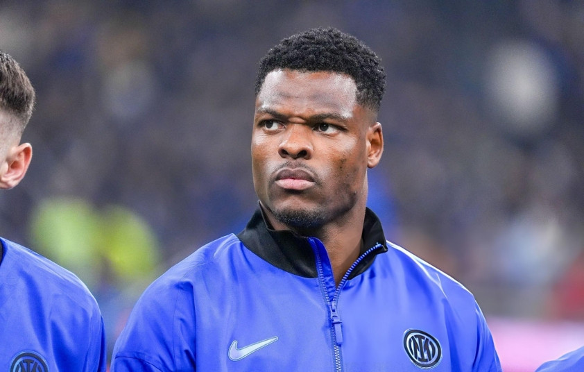 Ảnh bài viết Tại sao Liverpool không nên "mở két" vì Denzel Dumfries?