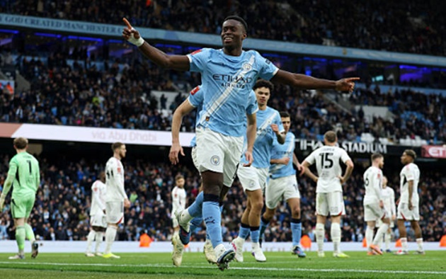 Guehi ấn định chiến thắng 2-0 cho Man City.