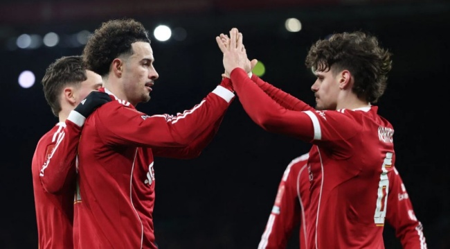 Milos Kerkez kiến tạo cho Jones ghi bàn.