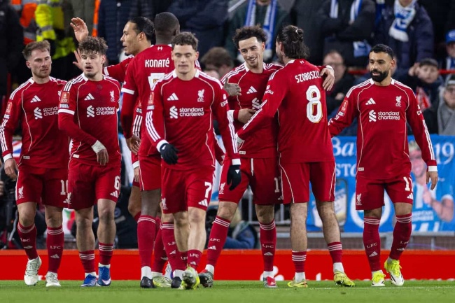 Liverpool thắng Brighton 3-0.