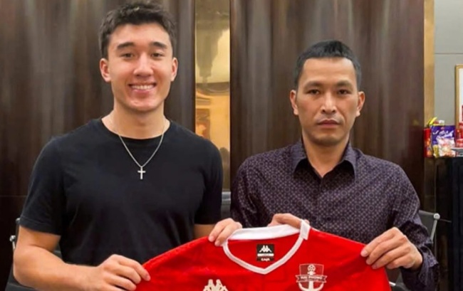 Camilo Minh phấn khởi khi kho&aacute;c &aacute;o Hải Ph&ograve;ng.