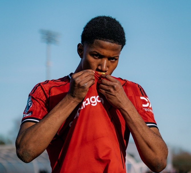 Chido Obi hôn lên huy hiệu MU sau khi ghi bàn.