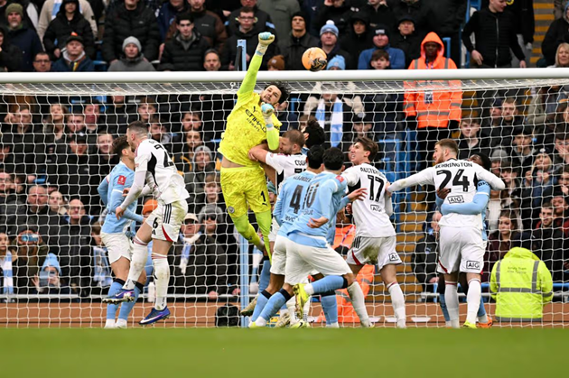 Thủ th&agrave;nh người Anh c&oacute; những pha cứu thua xuất sắc cho Man City.