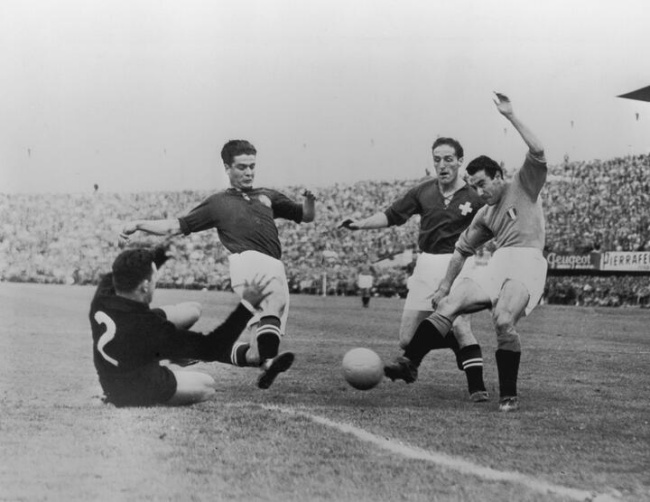 Thụy Sĩ đ&aacute;nh bại &Yacute; ở World Cup 1954.