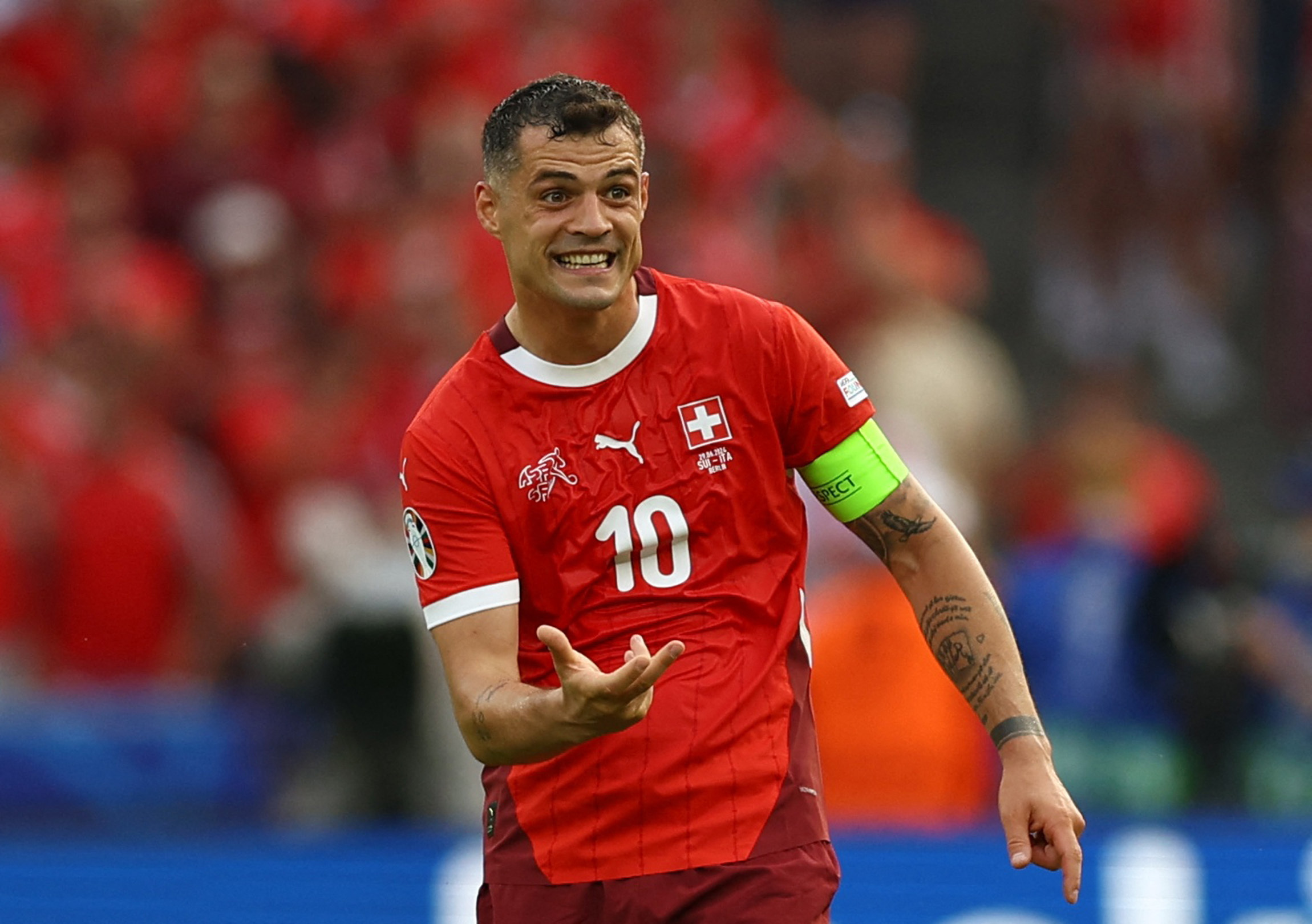 Xhaka trong m&agrave;u &aacute;o tuyển Thụy Sĩ.