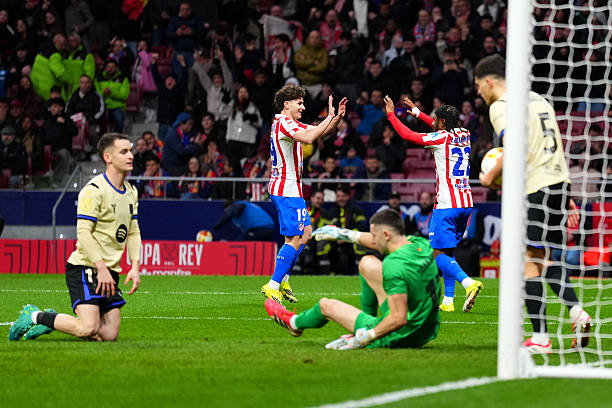 Hàng phòng ngự Barcelona vừa tan vỡ trước Atletico Madrid.