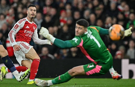 Fan Arsenal h&agrave;i l&ograve;ng với m&agrave;n tr&igrave;nh diễn của c&aacute;c cầu thủ tr&ecirc;n s&acirc;n.