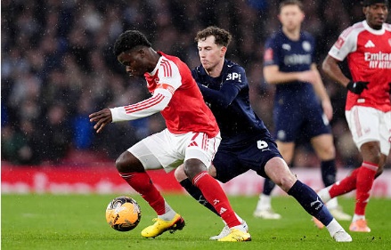 Saka chơi xuất sắc trong vai tr&ograve; số 10.