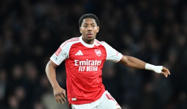 Myles Lewis-Skelly - 6 điểm. T&agrave;i năng trẻ n&agrave;y buộc phải đ&aacute; hậu vệ tr&aacute;i thay v&igrave; tiền vệ sở trường do Calafiori chấn thương. Sự non nớt khiến anh tỏ ra n&oacute;ng vội v&agrave; thua thiệt trong c&aacute;c pha tranh chấp ph&ograve;ng ngự.