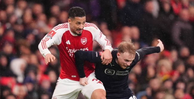 William Saliba - 8 điểm. Trung vệ người Ph&aacute;p vẫn giữ được phong th&aacute;i điềm tĩnh thường thấy, dễ d&agrave;ng h&oacute;a giải mọi nỗ lực yếu ớt từ ph&iacute;a Wigan.