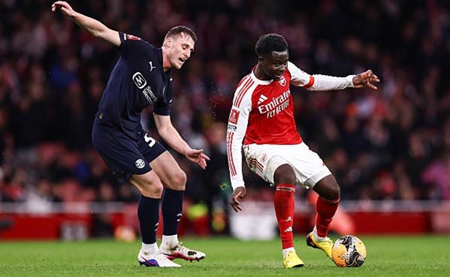 Bukayo Saka g&acirc;y ấn tượng ở vị tr&iacute; tiền vệ tấn c&ocirc;ng trong trận đấu với Wigan.