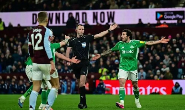 Các quyết định của trọng tài gây tranh cãi ở vòng 4 FA Cup.