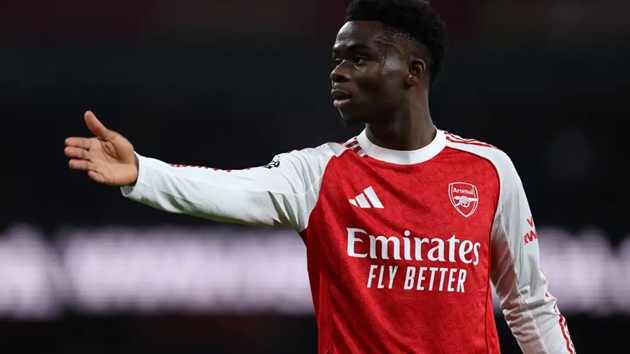 Saka đ&atilde; thể hiện ấn tượng ở trung lộ.