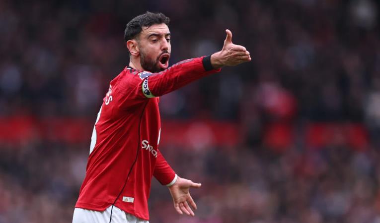 Bruno b&ugrave;ng nổ hơn dưới b&agrave;n tay Carrick.