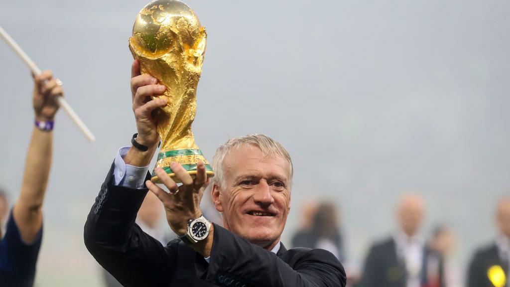 Deschamps v&ocirc; địch World Cup cả ở cương vị cầu thủ v&agrave; HLV.