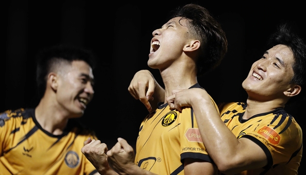 C&aacute;c cầu thủ của CLB Thanh H&oacute;a nhận lương s&aacute;t Tết.